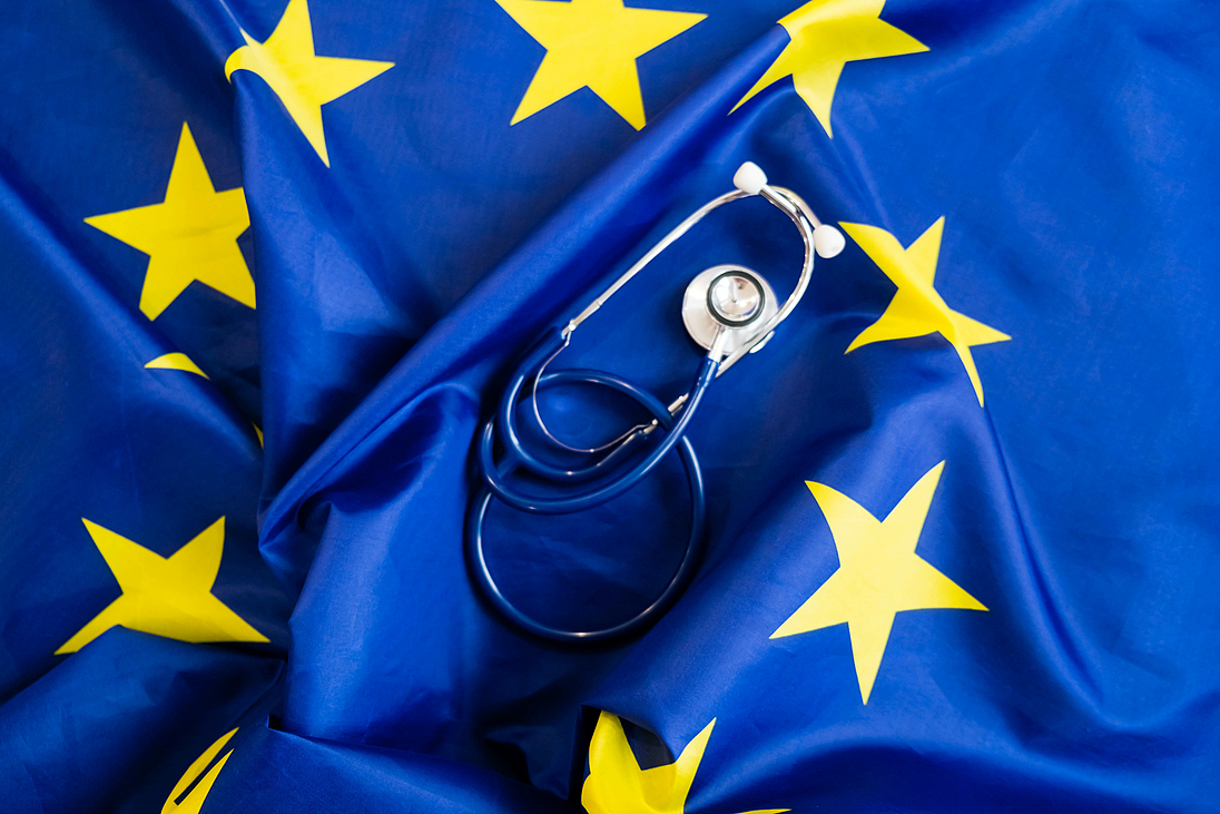 Stethoskop auf Europaflagge