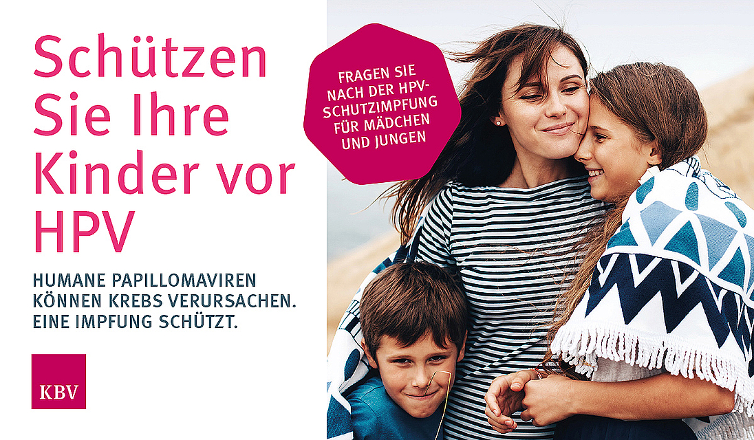 Eine Mutter umarmt ihre Tochter und ihren Sohn; im Text wird zur HPV-Impfung aufgefordert