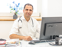 Emad Khdou: neuer Hausarzt für Porta Westfalica am Computer