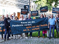 KVWL-Vertreter zeigen ihren Unmut im Rahmen der Krisensitzung am 18.08.2023 in Berlin
