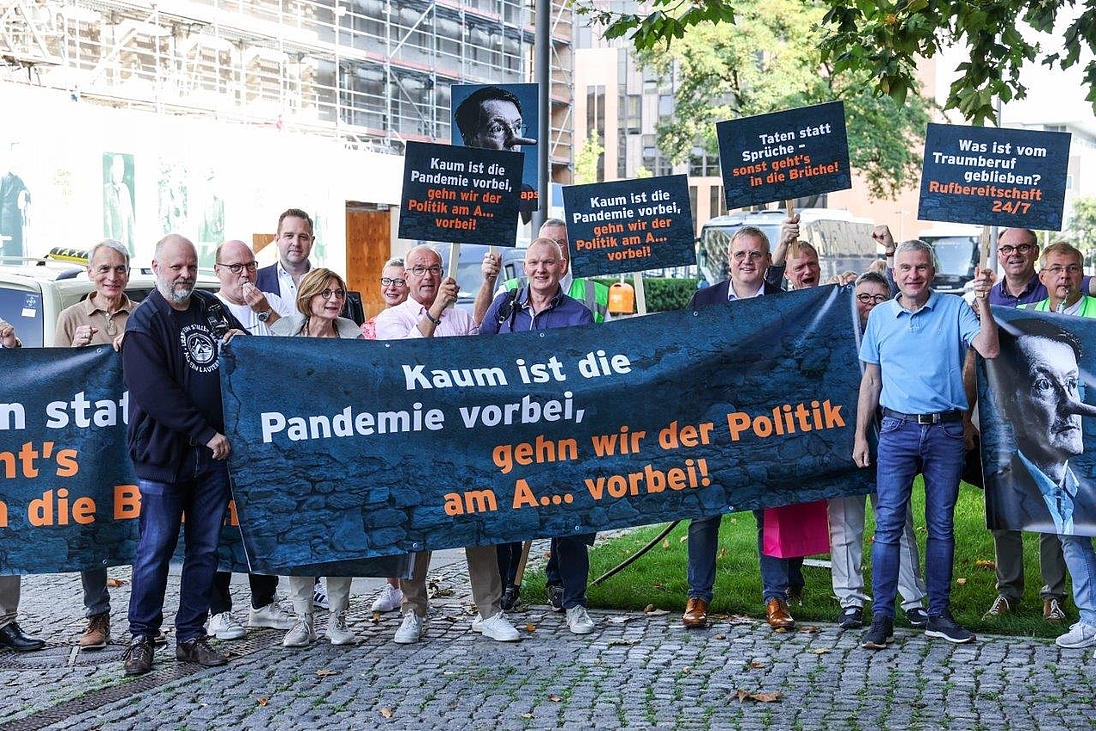 KVWL-Vertreter zeigen ihren Unmut im Rahmen der Krisensitzung am 18.08.2023 in Berlin