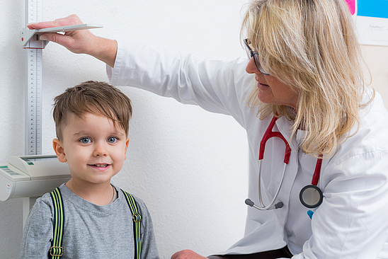 Größenvermessung beim Kinderarzt