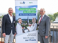 Freuen sich über die gute Resonanz des Programms „Kreis Herford sucht Hausarzt – Mit Praxis zur Praxis“: KVWL-Vorstandsvorsitzender Dr. Dirk Spelmeyer (li.) und Landrat Jürgen Müller
