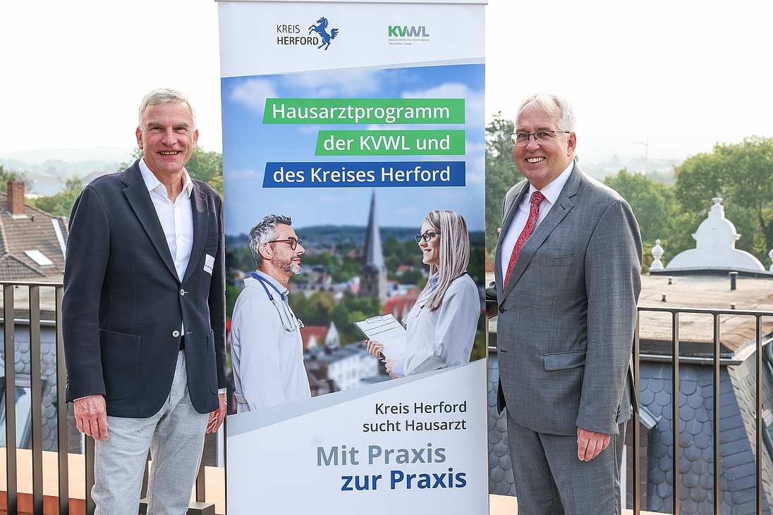 Freuen sich über die gute Resonanz des Programms „Kreis Herford sucht Hausarzt – Mit Praxis zur Praxis“: KVWL-Vorstandsvorsitzender Dr. Dirk Spelmeyer (li.) und Landrat Jürgen Müller