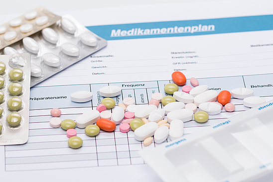 Medikamentenplan mit Tabletten und Stethoskop